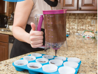 Hand-Held Pancake Cupcake Batter Dispenser – 900ml Manual Cream Dispenser for Cupcakes, Waffles, Muffins & Baking
